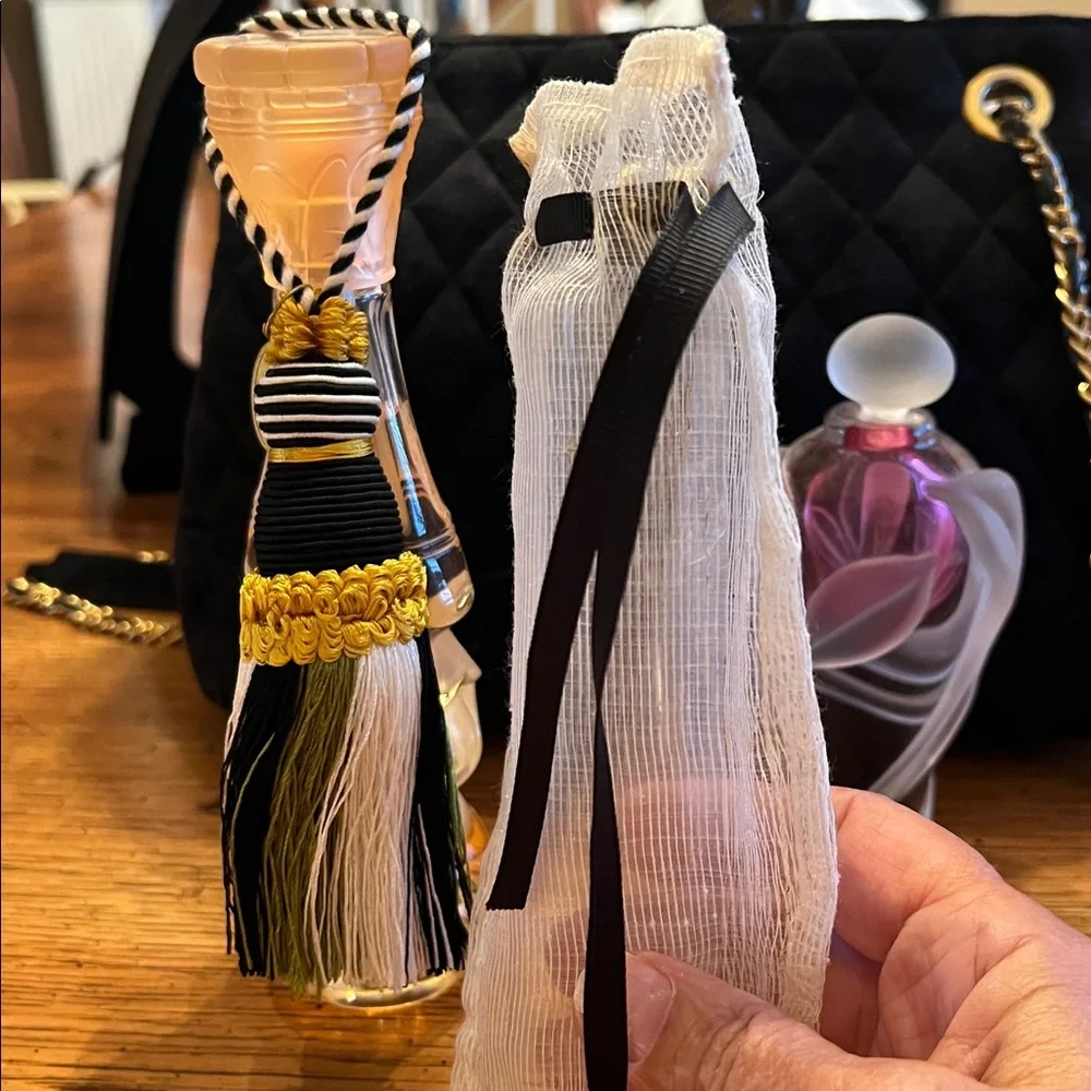 NWOTMacKenzie-Childs Tassel&pouch
BeautifulBlackWhiteGreen&GoldIntricate design - Picture 6 of 8